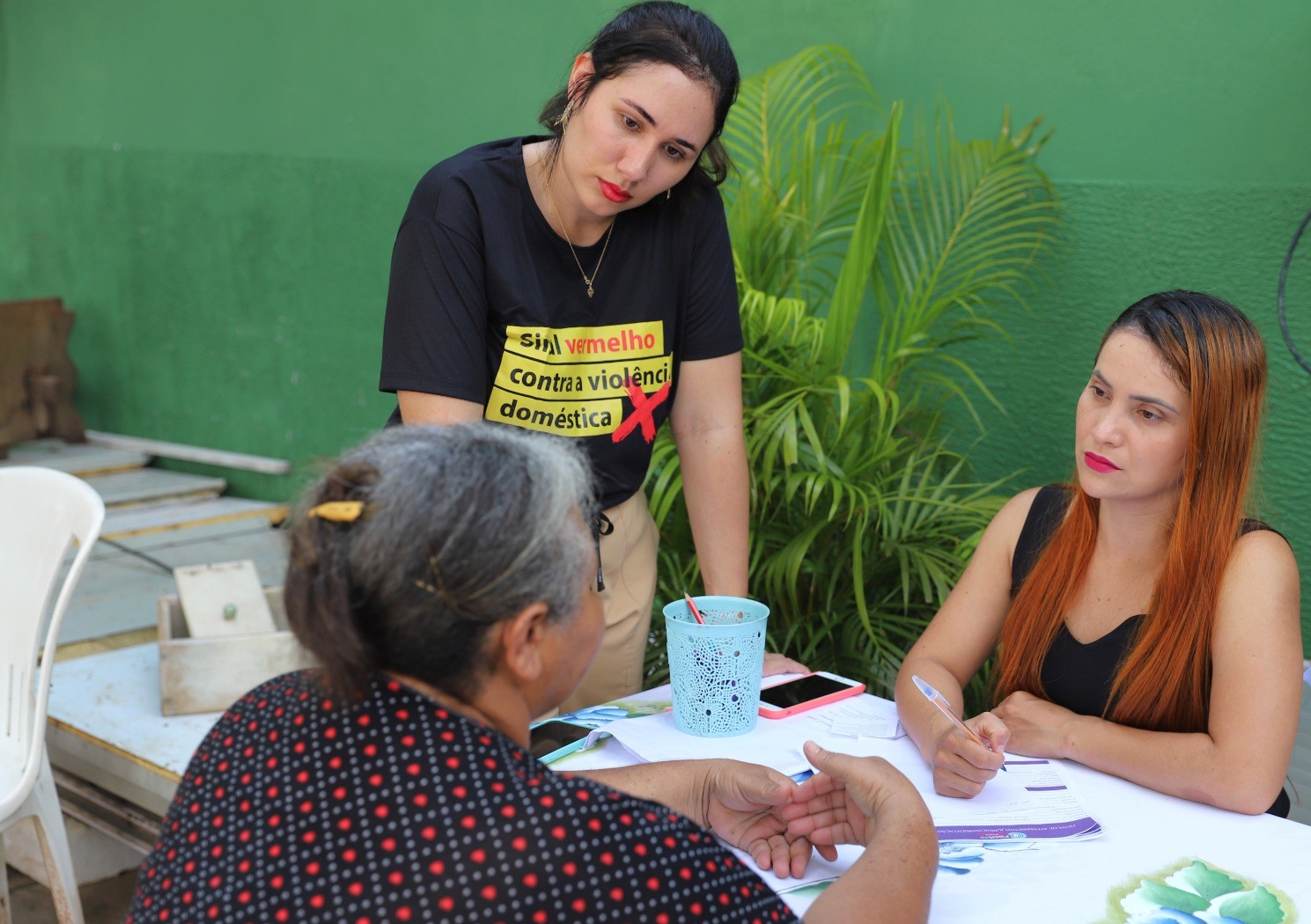 Em sua primeira ação, no Instituto Anita Luiza, o projeto levou atendimento jurídico, palestra sobre os direitos das mulheres e distribuiu absorventes