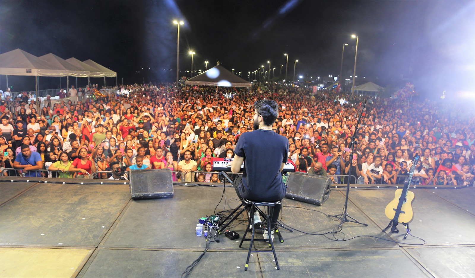 O cantor Gabriel Guedes abriu a segunda e última noite do Araguaína para Cristo. Bruna Karla encerrou o evento que reuniu quase 10 mil fiéis na Via Lago
