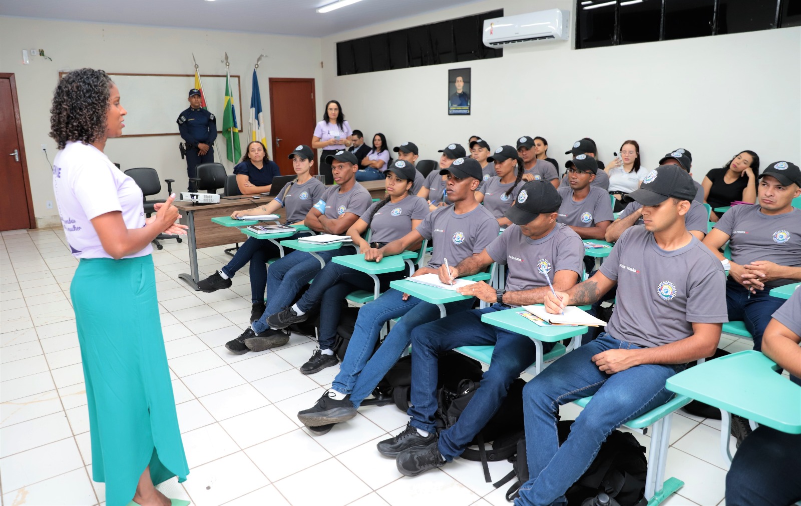 A profissional do CREAS reforçou que, para acolher, realizar uma escuta ativa e fortalecer o emocional de mulheres vítimas de violência doméstica, em Araguaína, existe a rede proteção municipal