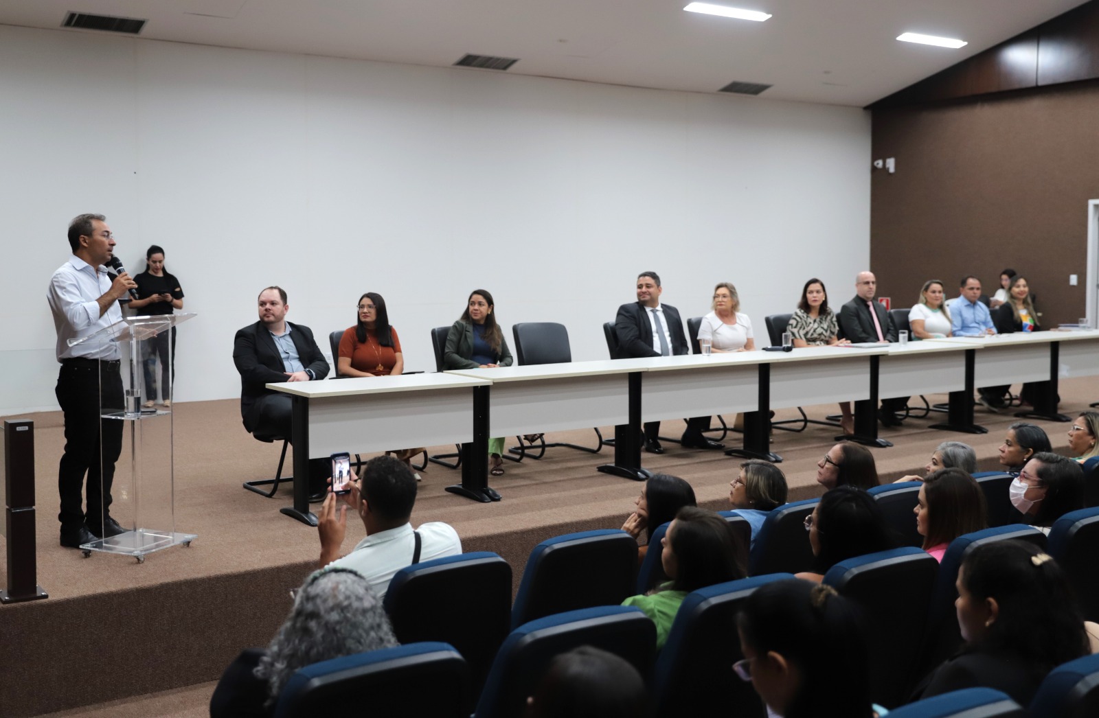 No encontro, o prefeito e os representantes da Saúde e Educação do município reforçaram que Araguaína é referência estadual nos serviços disponíveis para os autistas e destacaram a busca por parcerias para poder ampliar o atendimento