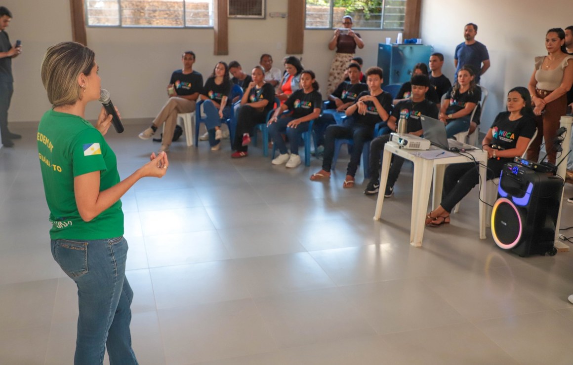 Adolescentes assistidos pelo CRAS do setor Céu Azul participam de ação sobre conscientização ambiental
