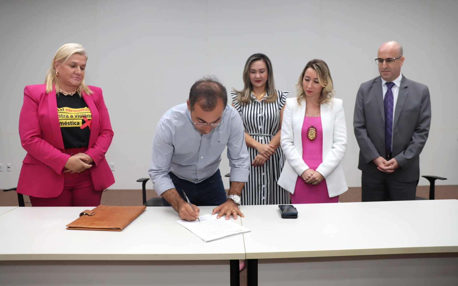 A lei foi assinada oficialmente pelo prefeito Wagner Rodrigues em evento que contou a participação da secretária especial da Mulher, Ângela Maria, e representantes da Defensoria Pública do Tocantins, Tribunal de Justiça do Tocantins e Polícia Civil