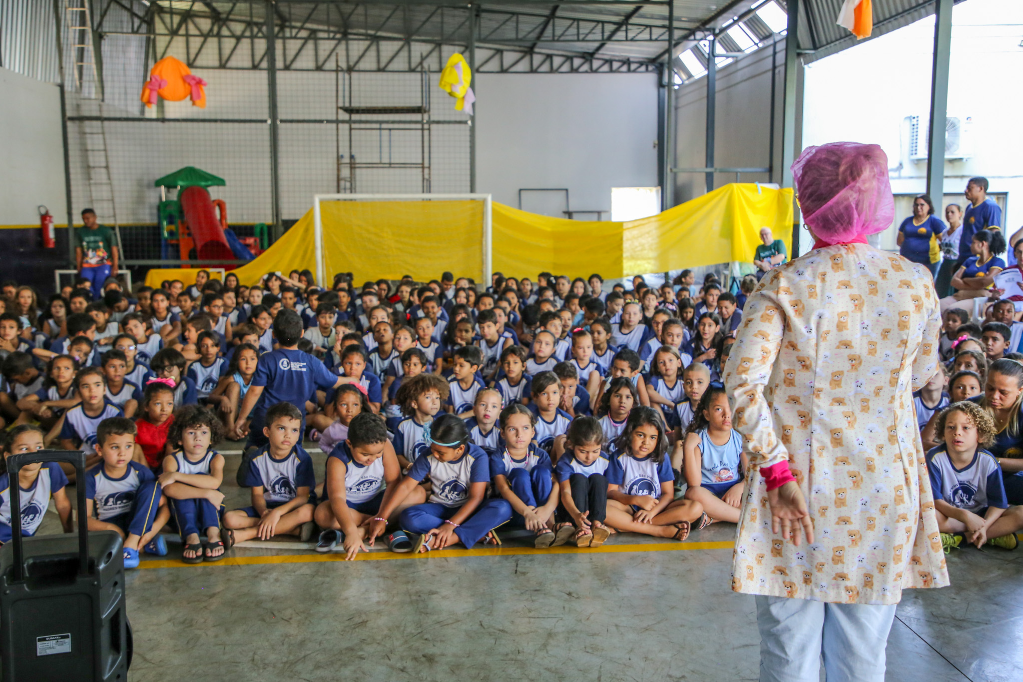 As atividades incluem desde atendimentos clínicos e orientações sobre higiene bucal até palestras e apresentações educativas voltadas para crianças, adolescentes e adultos.