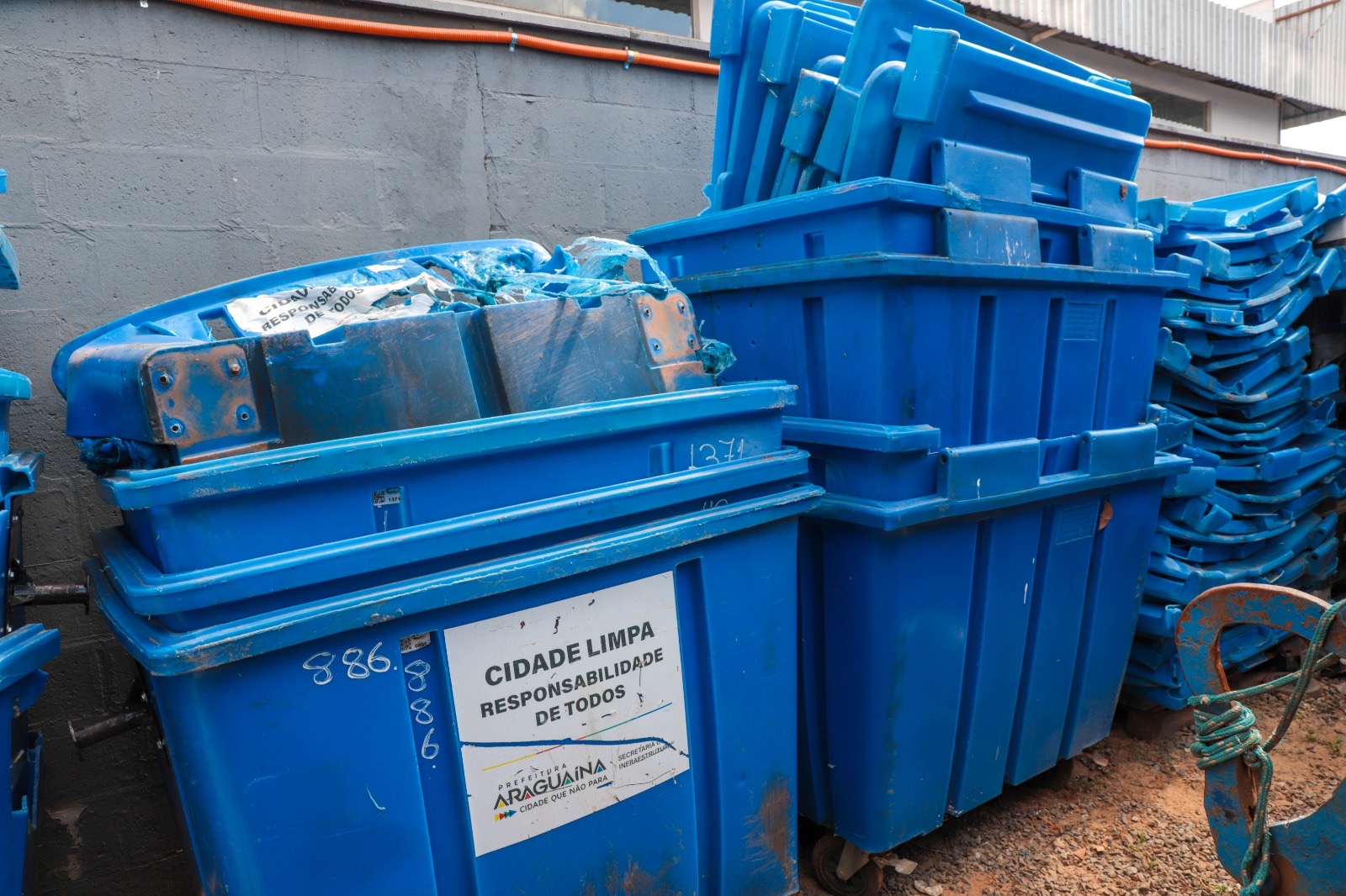 Casos de vandalismo, furto ou movimentação indevida dos contêineres podem ser denunciados pelo WhatsApp (63) 3412-5572 ou pelo telefone 153, da Guarda Municipal