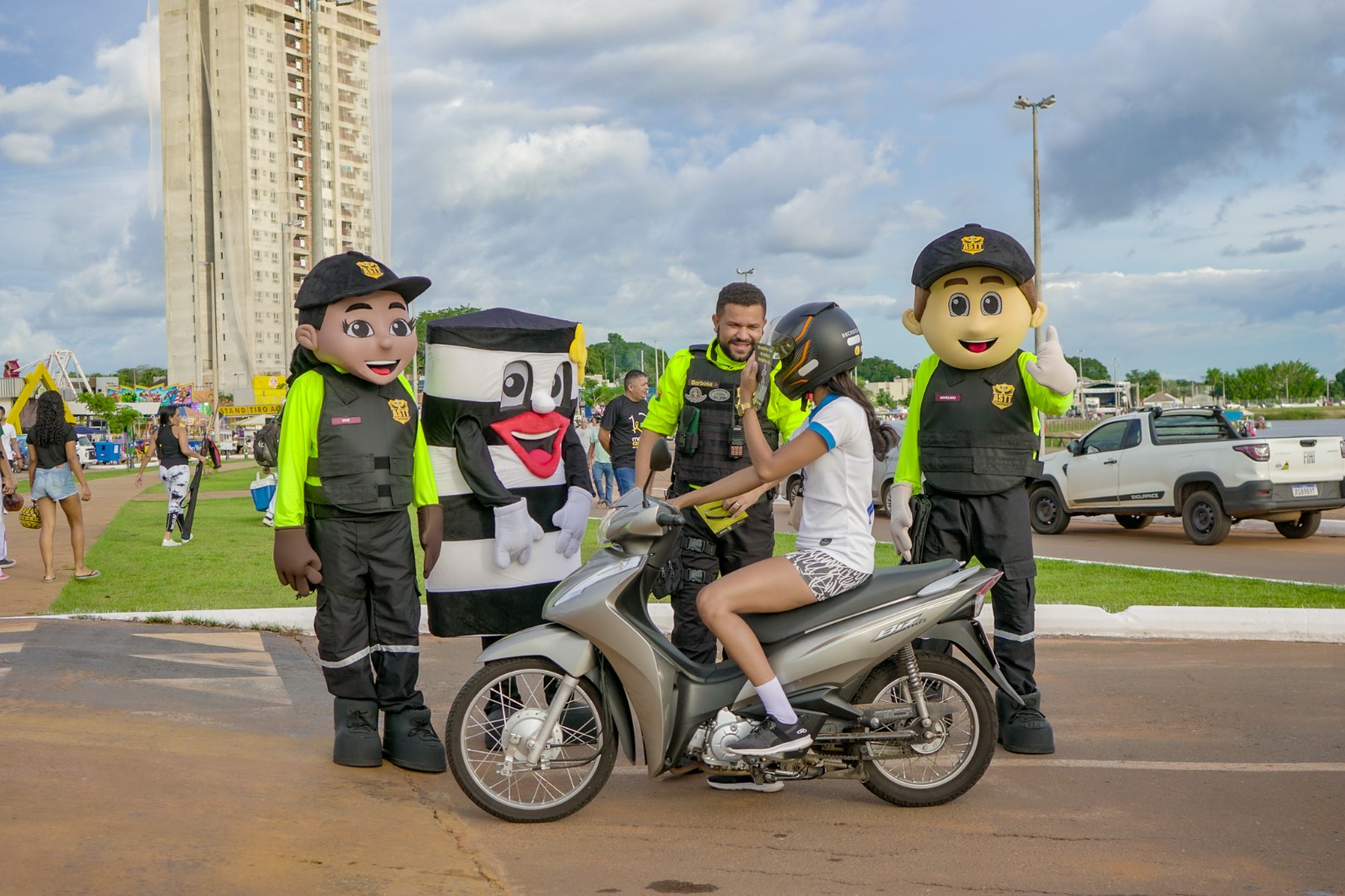 As mascotes são o Amarelinho, a Vivi e a Fatinha. Juntos, elas ficarão responsáveis por conscientizar as crianças para um trânsito mais seguro nas ações realizadas pela ASTT