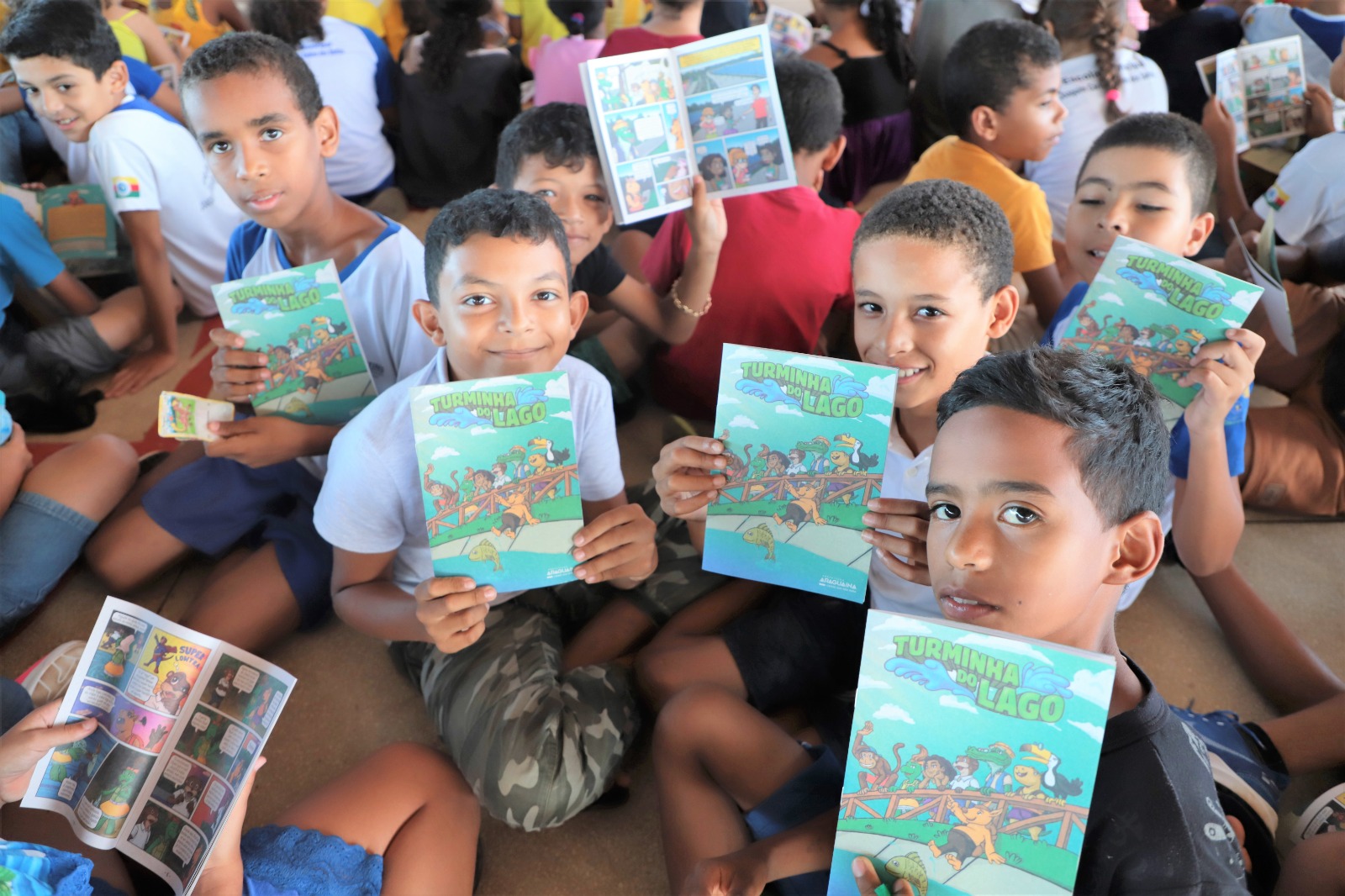 A entrega do gibi aos alunos da Escola Municipal Joaquim Carlos Sabino do Santos foi acompanhada de uma grande roda de leitura