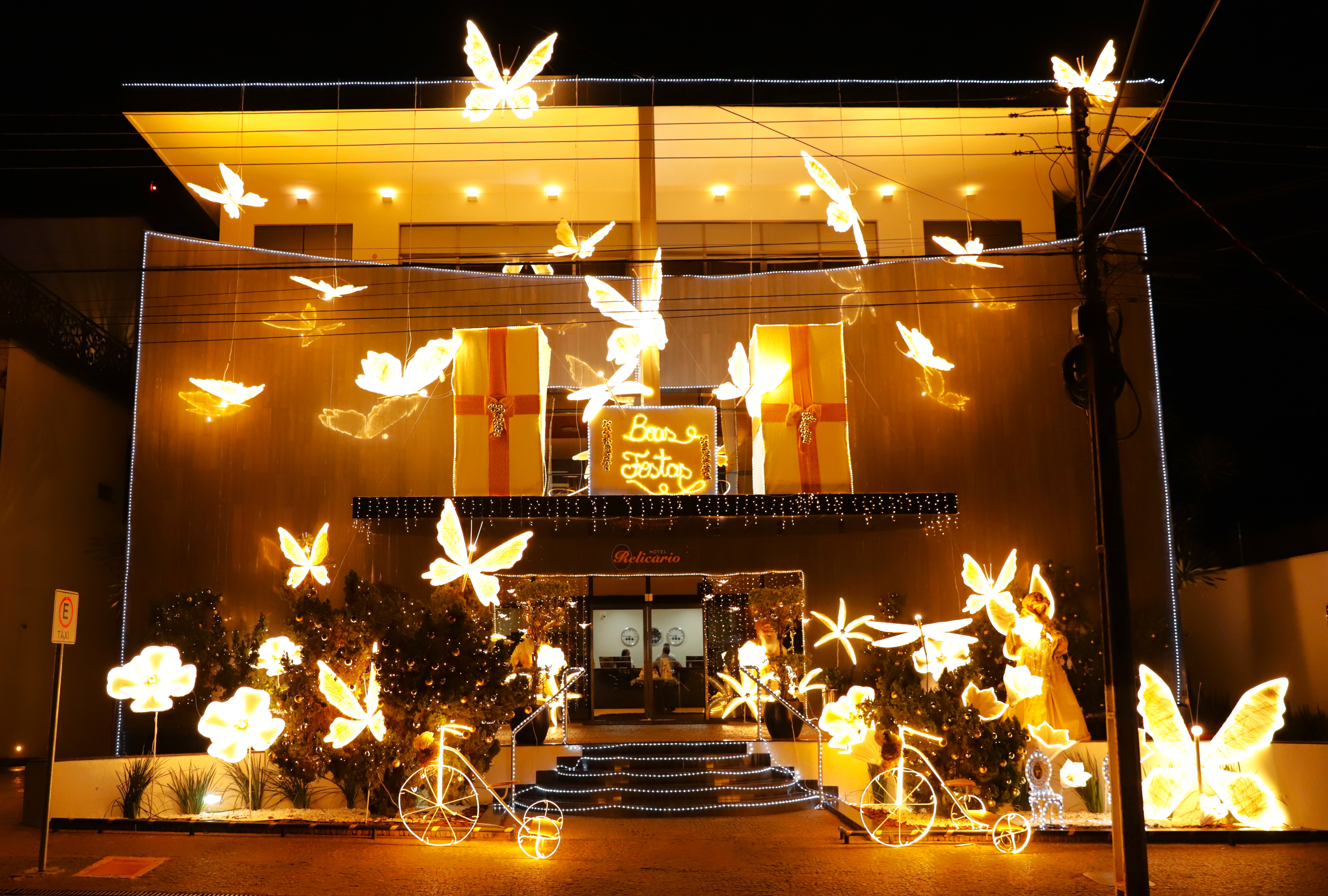 Desde a primeira edição, o Hotel Relicário investe nos enfeites natalinos e participa do concurso Natal de Luz