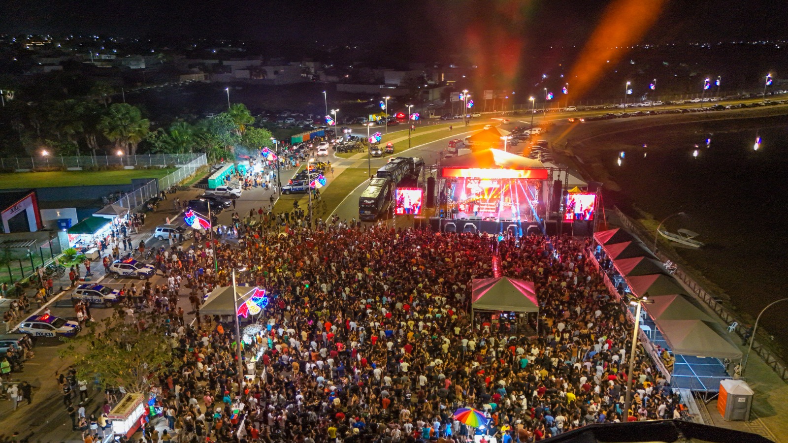 Ambulantes e pequenos empreendedores aproveitaram o grande movimento na Via Lago, impulsionado pela programação de aniversário.