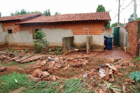 Defesa Civil atende famílias atingidas pela chuva no setor Nova Araguaína