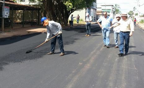 Ronaldo Dimas vistoria trabalhos de recuperação das ruas e avenidas de Araguaína