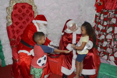 Crianças recepcionam Papai Noel na Vila de Natal