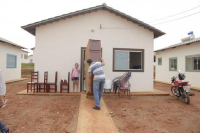 Famílias do Residencial Lago Azul 3 fazem mudanças para casa própria