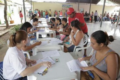 Mais 146 famílias assinam contratos para receber casas em Araguaína