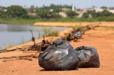 Prefeitura recolhe mais de 140 sacos com lixo do Lago Azul