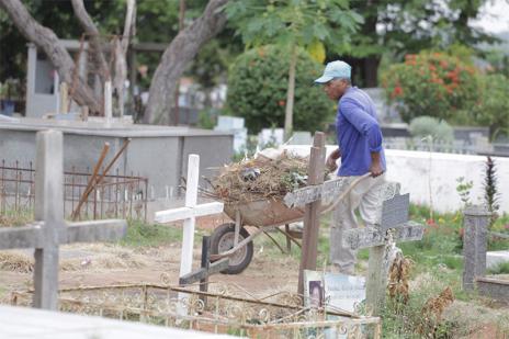 Cemitérios recebem últimos preparativos para o Dia de Finados