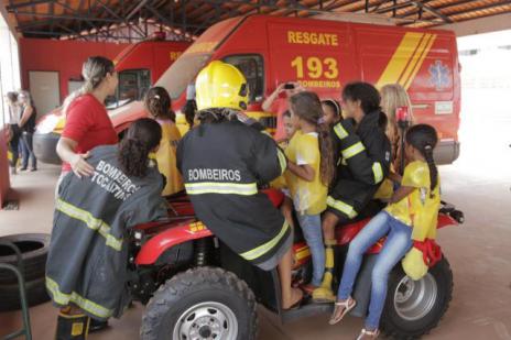 Crianças atendidas por programa de proteção têm atividades com bombeiros