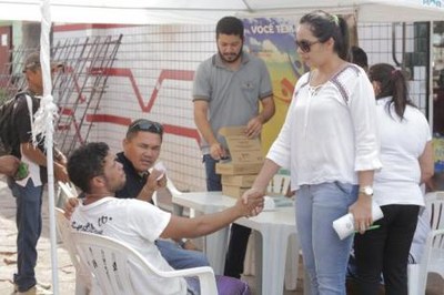 Equipes de saúde intensificam atendimento a dependentes químicos na Feirinha