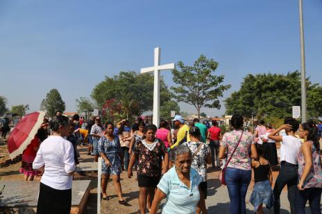 Milhares de pessoas visitaram os cemitérios de Araguaína no Dia de Finados