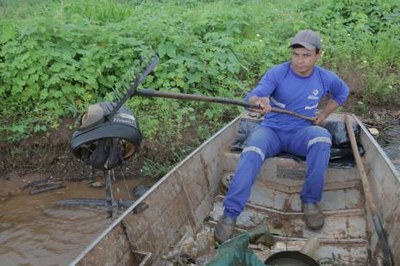 Seis toneladas de lixo são retiradas do Lago Azul