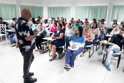 Alfabetizadores da rede municipal participam de capacitação sobre linguística