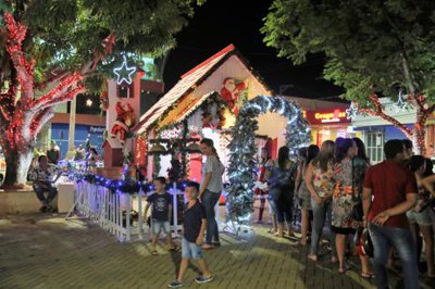 Chegada do Papai Noel e show acústico marcam abertura da Vila de Natal