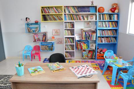 Crianças de casa de acolhimento ganham biblioteca com mais de mil livros