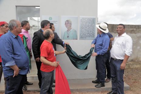 Dimas entrega primeiro condomínio popular fechado do Tocantins