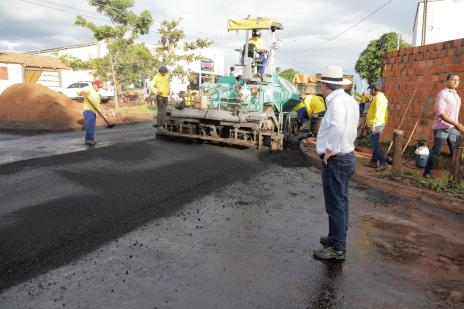 Dimas vistoria obras de pavimentação no Araguaína Sul