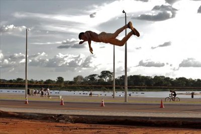 Esporte radical slackline chama atenção na Avenida Via Lago