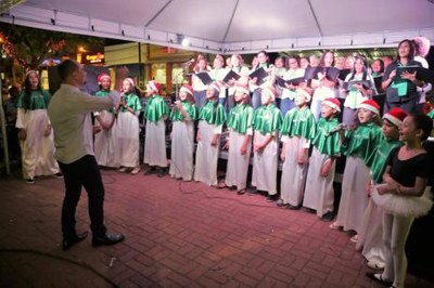 Programação de corais inicia e leva emoção em programação da Vila de Natal