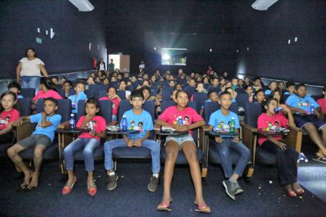 Projeto Cinema e Pipoca ensina valores de forma divertida a crianças de escola municipal