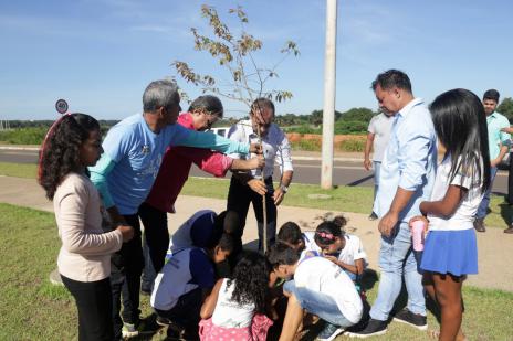 Arborização da Via Lago dá aula de meio ambiente a alunos da Rede Municipal