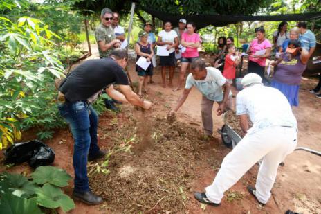 Comunidade recebe aula prática gratuita sobre produção de adubo orgânico