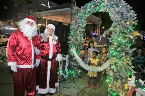 Corais e chegada do Papai e Mamãe Noel marcam abertura da Vila de Natal