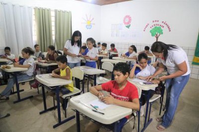 Crianças de escola municipal realizam simulado da Prova Brasil pelo celular