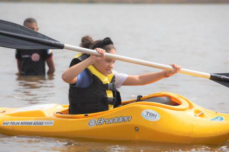 Crianças e comunidade têm aula de canoagem na Via Lago