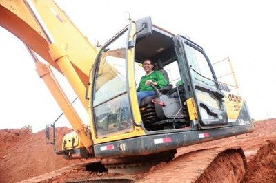 Donas de si: “Não há função que mulher não faça”, assegura operadora de máquina pesada