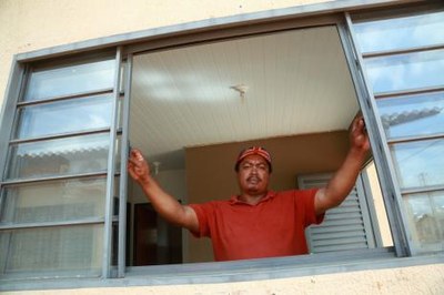 Família do cadastro reserva recebe casa após fiscalização identificar ocupação irregular