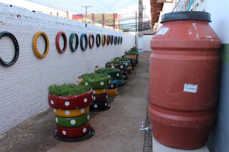 Horta com pneus usados é opção para produção doméstica de alimentos