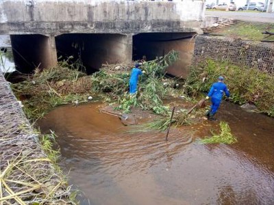 Limpeza em bueiros e córregos retira 30 toneladas de lixo descartado irregularmente