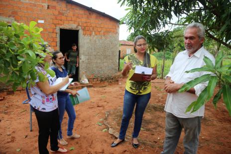 Prefeitura dá assistência a vendedor de algodão doce com alimentos e direitos