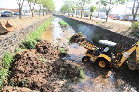 Prefeitura realiza desassoreamento e limpeza dos córregos de Araguaína