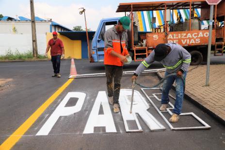 Após asfalto novo, bairros de Araguaína ganham sinalização de trânsito