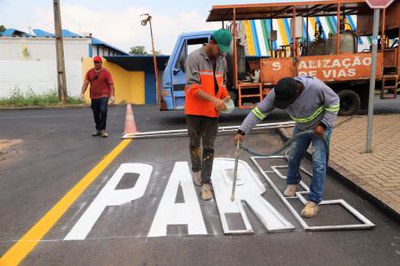 Após asfalto novo, bairros de Araguaína ganham sinalização de trânsito