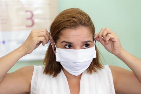 Coordenadora da Saúde do Trabalhador ensina usar e lavar máscara de pano