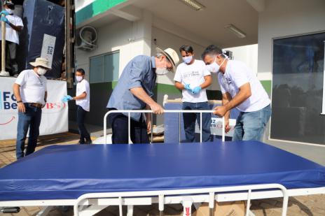 Dimas recebe doação de 100 camas clínicas do frigorífico JBS para combate à covid-19