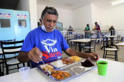Durante pandemia, Restaurante Popular garante alimentação saudável a pessoas em situação de rua