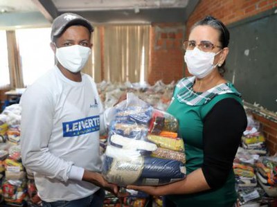 Profissionais atingidos pela crise continuam recebendo cestas básicas da Prefeitura de Araguaína