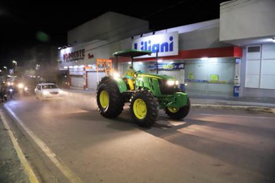 Trator com pulverizador agiliza trabalho de desinfecção de vias em Araguaína