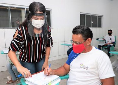 “A pessoa sem educação não tem perspectiva de vida”, afirma homem que voltou para a sala de aula aos 48 anos